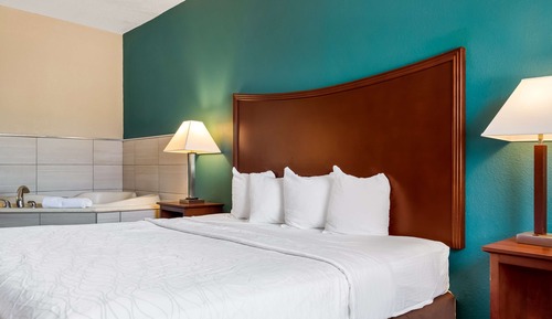 King Room, 1 King Bed, Non-Smoking, Refrigerator & Microwave, Jacuzzi