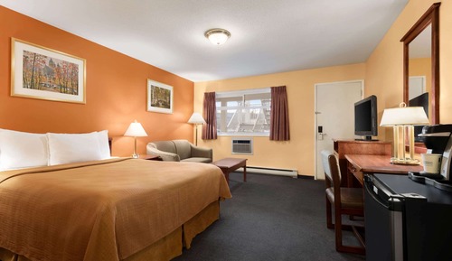 Standard Room, 1 Queen Bed, Smoking, Refrigerator