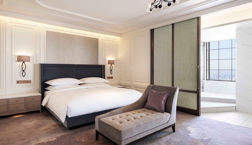 Signature Suite, 1 King Bed, Non Smoking