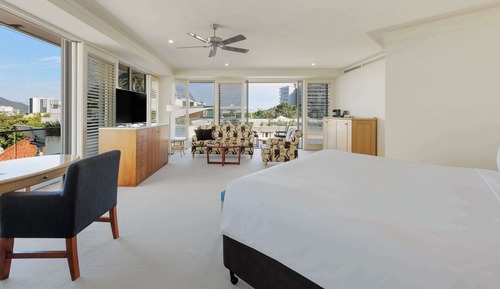 Junior King Suite, City Views, 1 king bed with double spa