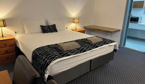 Deluxe Room, 1 King Bed, Ground Floor