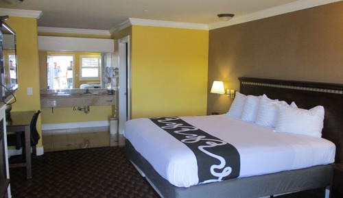 Standard Room, 1 King Bed, Non Smoking, Fireplace