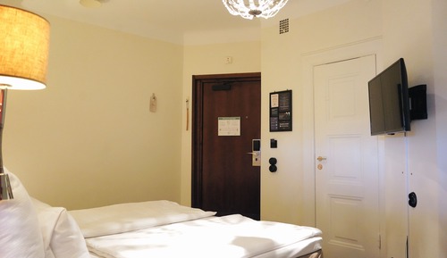 Double Room, Non Smoking (Compact, Obstructed View)