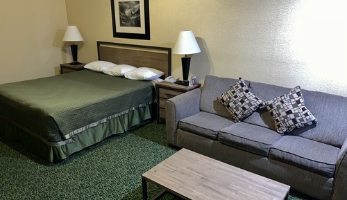 1 King Bed, Riverside