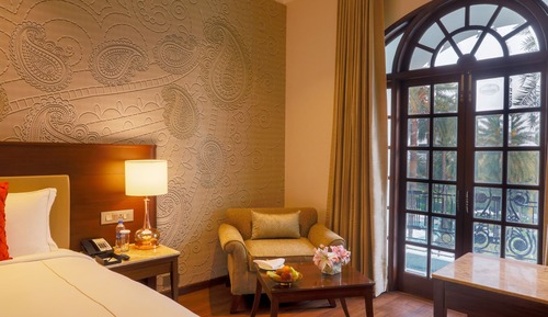 Superior Room, 1 King Bed, Pool View