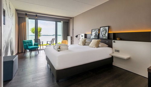 Comfort Room, 1 Queen Bed, Terrace