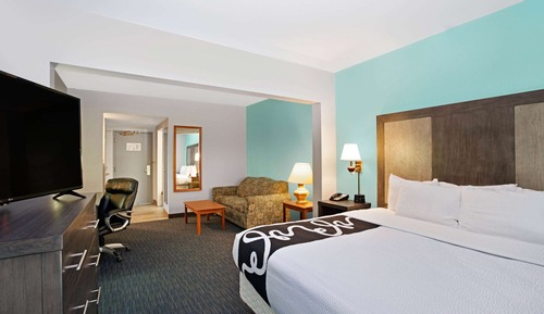 Deluxe Suite, 1 King Bed, Non Smoking, City View