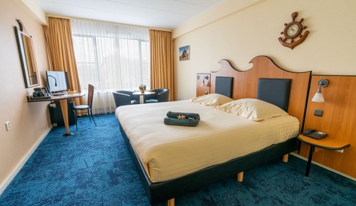 Superior Double or Twin Room, Bathtub