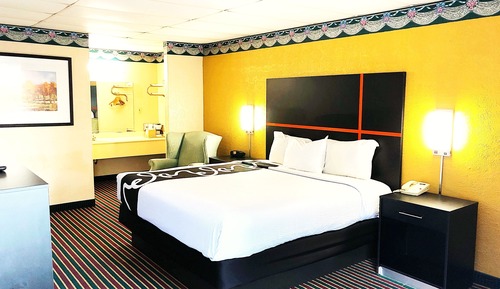 Standard Room, 1 King Bed, Smoking
