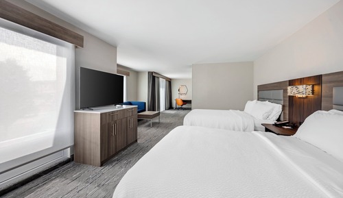 2 Queen Suite with Sofa Bed