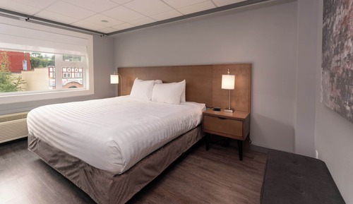 Premium Suite, 1 King Bed, Kitchenette