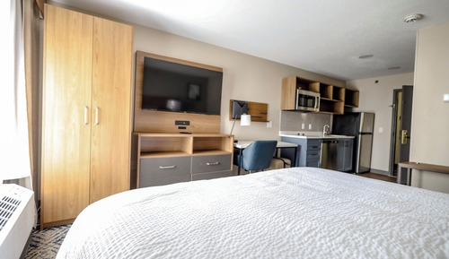 Studio Suite, 1 King Bed, Roll-in Shower (Mobility)