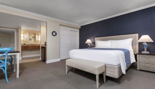 Suite, Multiple Beds, Courtyard View (King & Two Queens)