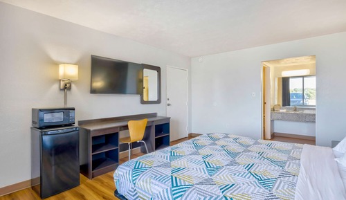 Deluxe Room, 1 King Bed, Non Smoking, Refrigerator & Microwave