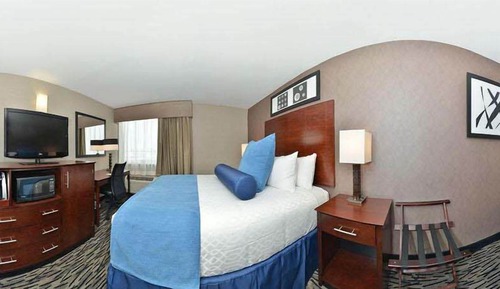 Room, 1 Queen Bed, Accessible (Roll-In Shower)