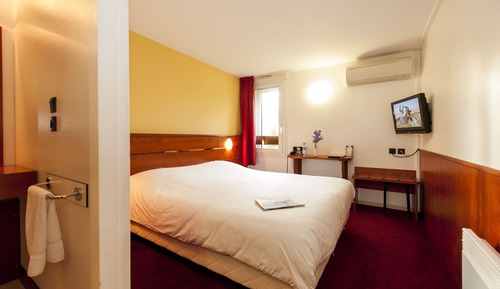 Comfort Room, Connecting Rooms