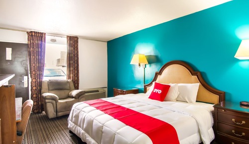 Room, 1 King Bed, Smoking