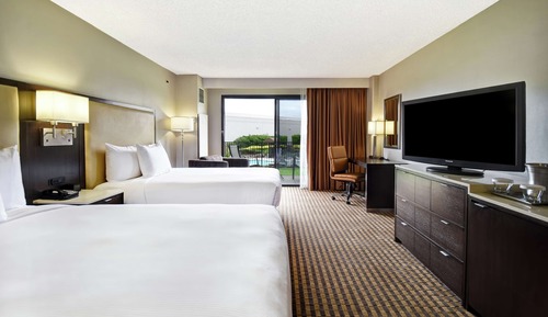 Room, 2 Queen Beds, Pool View