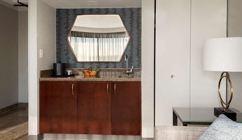 Suite, 1 King Bed, Corner (2 Rooms)