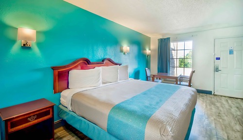 Deluxe Room, 1 King Bed, Smoking, Refrigerator & Microwave
