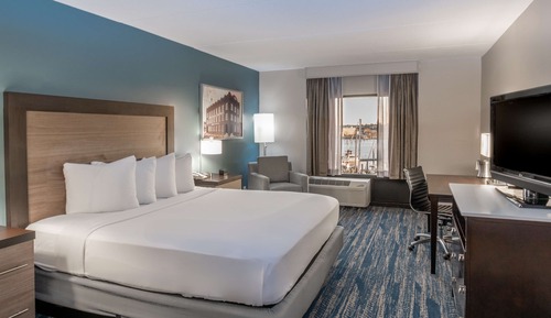 One King Bed River View with Balcony