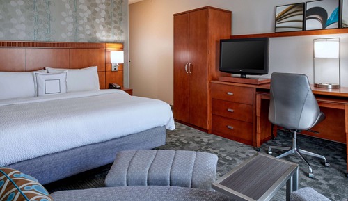 Suite, 1 King Bed with Sofa bed, Accessible (Mobility/Hearing Tub One Bedroom)