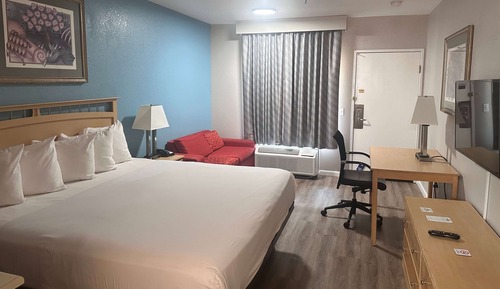 Room, 1 King Bed, Kitchen