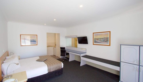 Deluxe Queen Room (Ground Level)