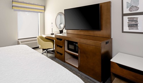 Classic Room, 1 King Bed, Accessible (Mobility Room - Roll In Shower)