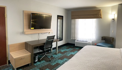 Standard Room, 1 King Bed, Non Smoking (Upgraded)
