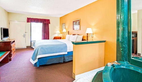 Room, 1 King Bed, Smoking, Jetted Tub