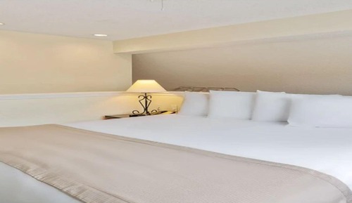 2 Bedroom King Suite With Full Kitchen, 2 King Beds