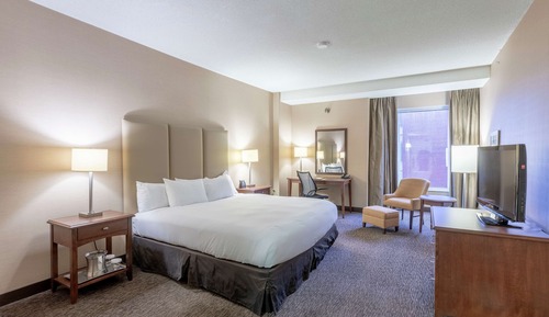 1 KING BED DOWNTOWN VIEW