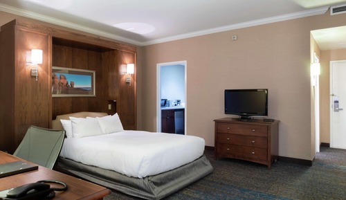One Queen Bed Club Floor