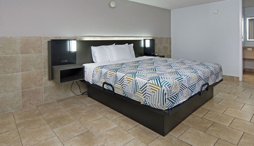 Standard Room, 1 King Bed, Accessible, Non Smoking