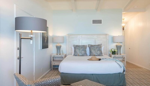 Deluxe Room, 1 King Bed, Ocean View (Beachfront View with Kitchenette)