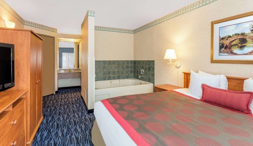 Room, 1 King Bed, Non Smoking, Hot Tub