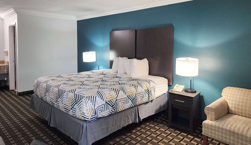 Deluxe Room, 1 King Bed, Accessible, Smoking