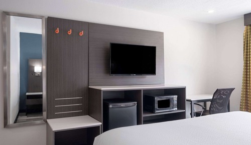 Room, 1 King Bed, Accessible, Non Smoking (Mobility/Hearing, Roll in Shower)