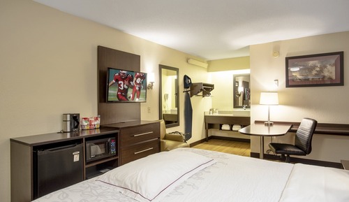 Premium Room, 1 King Bed (Upgraded Bedding & Snack, Smoke Free)