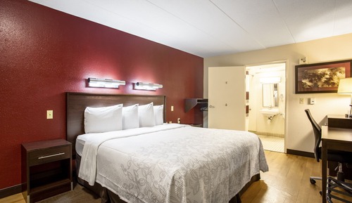 Premium Room, 1 King Bed, Accessible (Upgraded Bedding & Snack, Smoke Free)