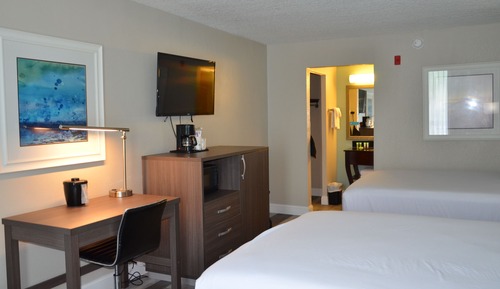 Room, 2 Queen Beds, Pool View