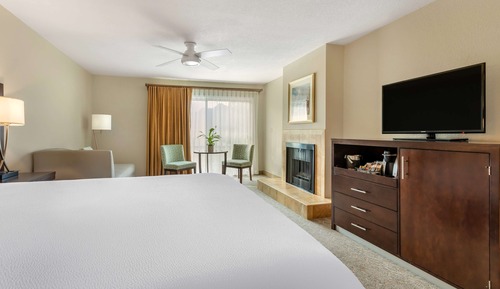 Standard Room, 1 King Bed, Non Smoking, Fireplace (Oversized Room)