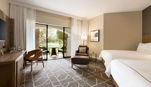 Fairmont View 2 Queens- 525sf 49sm Balcony with golf views, oversized shower, on floors 2-4
