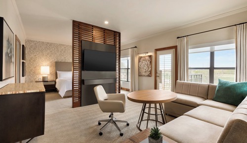 Fairmont Gold Jr Suite Golf View 1 King- 600sf 56sm Lounge with breakfast, patio or balcony