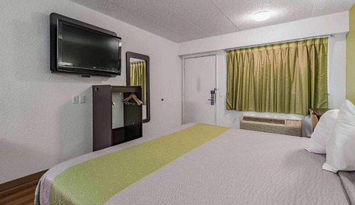 Room, 1 King Bed, Accessible, Smoking (Mobility, Bathtub w/Grab bars)