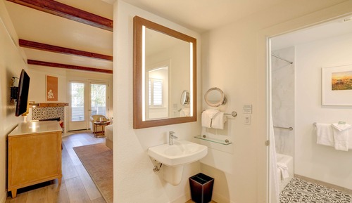 Deluxe Room, 2 Queen Beds, Accessible Bathtub (Mobility & Hearing)