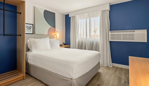 Room, 1 Queen Bed, Accessible (Mobility & Roll-In Shower)