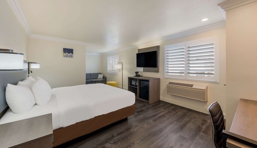 Suite, 1 King Bed with Sofa bed, Non Smoking