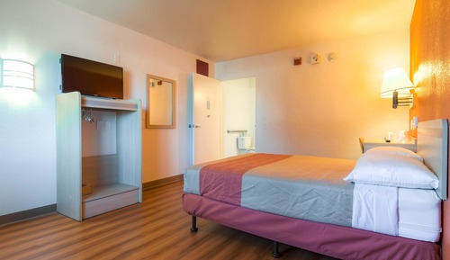 Deluxe Room, 1 Queen Bed, Non Smoking, Refrigerator